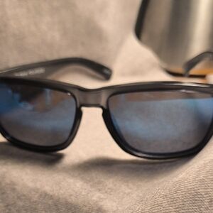 Sleek Black Wayfarer Sunglasses with Reflective Lenses